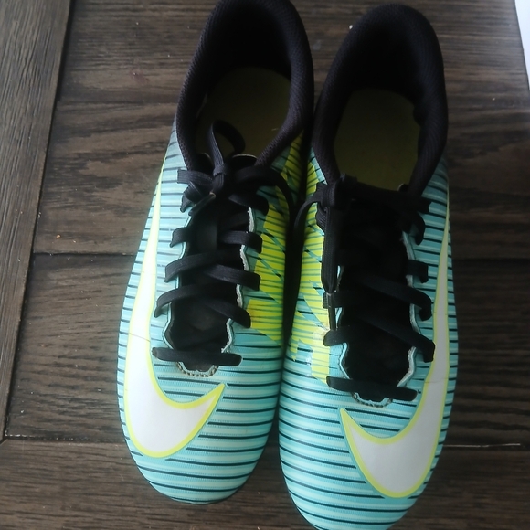 Nike Green and Black Sneakers with Textured Design - Picture 1 of 9